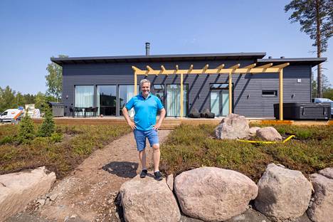 The name of the house is Villa Kungen.  Ken Ryynänen likes the easy maintenance of the yard.  At first the yard needs watering, but eventually it should do pretty well on its own.
