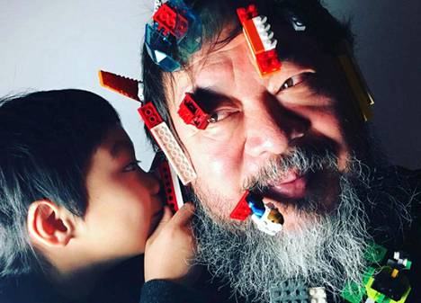Kiinalaistaiteilija Ai Weiwei julkaisi tammikuussa kuvan itsestään Lego-palikoiden kanssa.