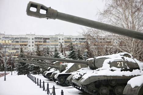 Toisen maailmansodan aikaisia panssarivaunuja Belgorodin keskustan Museoaukiolla huhtikuussa 2022.