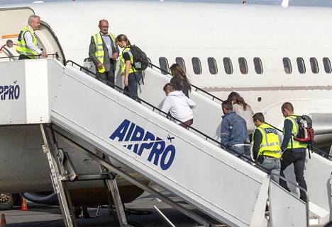 Poliisi saattoi albanialaisia koneeseen vuonna 2015 Lappeenrannan lentokentällä.