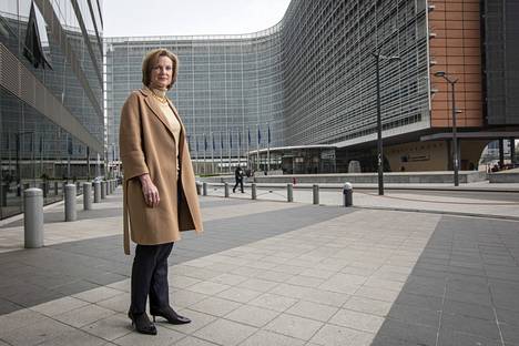 Katharina von Schnurbein EU-komission rakennuksen edessä Brysselissä. EU julkisti viime vuonna antisemitismin vastaisen strategian.