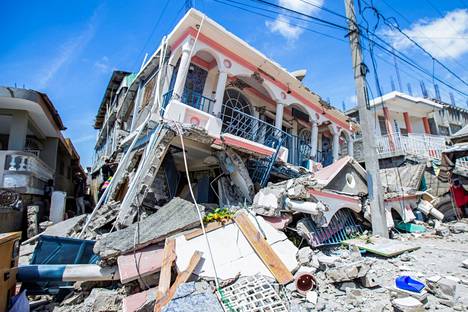 Rakennuksia romahti Haitin Les Cayesissa lauantain maanjäristyksessä. 