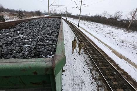 Kivihiililastissa oleva rahtijuna Kryvyi Toretsin rautatieasemalla Donetskin alueella tammikuussa.