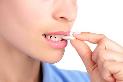 Minttupastillin mentoli hälyttää suun kylmää aistivia reseptoreita.