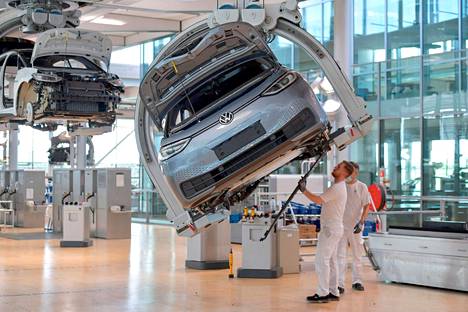 EU-päättäjät ovat huolissaan erityisesti siitä, vaikuttavatko Yhdysvaltain uudet tuet Euroopan autoteollisuuden investointipäätöksiin. Kuva Volkswagenin Dresdenin-tehtaalta, tuotantolinjalla sähköauto ID.3.