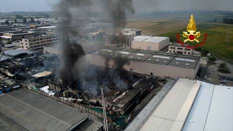 San Giuliano Milanesen kunnassa sijaitsevan tehtaan palosta nousi runsaasti savua. 