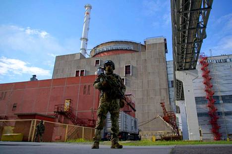 Venäläissotilas seisoo vartiossa Zaporižžjan ydinvoimalan toisen reaktorin edessä Enerhodarissa, joka sijaitsee Zaporižžjan alueella. Kuva on otettu 1. toukokuuta.