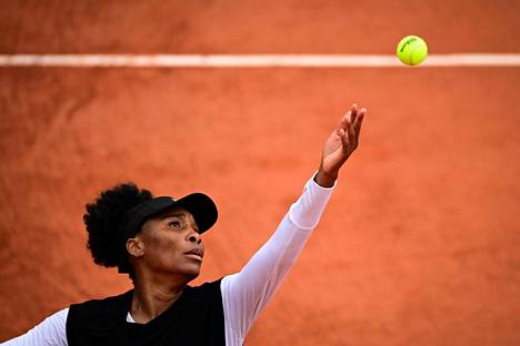Venus Williams syöttövuorossa Ranskan avoimissa vuonna 2020.