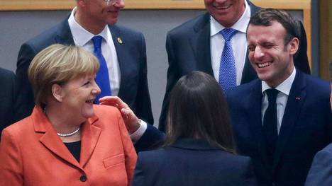 Saksan liittokansleri Angela Merkel (vas.) ja Ranskan presidentti Emmanuel Macron EU:n huippukokouksessa Brysselissä joulukuussa.