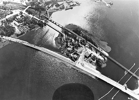 Pohjanlahden ylittäviä siltoja rakennettaessa syntyi uutta maantietä yli 12 kilometriä. Samalla laivaväylä siirrettiin Kråkholmenin saaren itäpuolelta länsipuolelle. Kaikki sillat kulkevat saaren kautta.