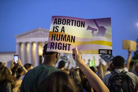 Abortti on ihmisoikeus, luki mielenosoittajan kyltissä Yhdysvaltain korkeimman oikeuden ulkopuolella 24. kesäkuuta Washingtonissa.