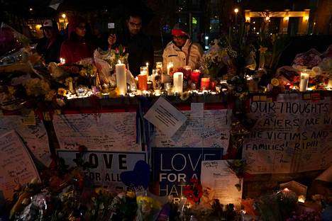 Ihmiset toivat Torontossa tiistaina 24. huhtikuuta kynttilöitä, kukkia ja viestejä lähelle risteystä, jossa kymmenen ihmistä kuoli ja 14 loukkaantui, kun heidän päälle ajettiin pakettiautolla.