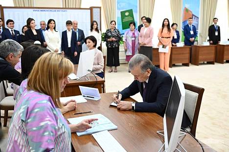 Presidentti Shavkat Mirzijojev äänestyspaikalla Taškentissa.