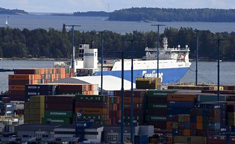 Suomen tavaraviennin arvo kasvoi elokuussa merkittävästi. Kuva Vuosaaren satamasta.