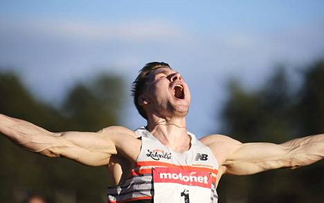 Se on siinä! Elmo Lakka yllättyi täysin itsekin Suomen ennätyksestään 110 metrin aidoissa keskiviikkona Jyväskylässä.