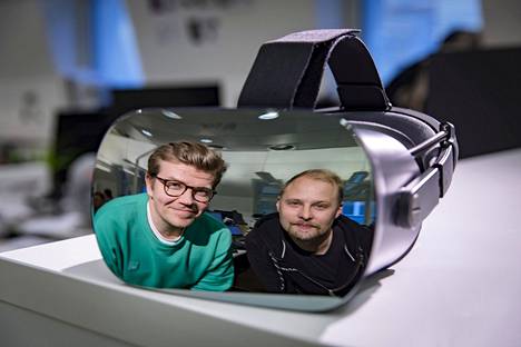 Varjon markkinointijohtaja Jussi Mäkinen (vas.) ja tuotejohtaja Urho Konttori heijastuvat Varjon ensimmäisten virtuaalitodellisuuslasien pinnasta.