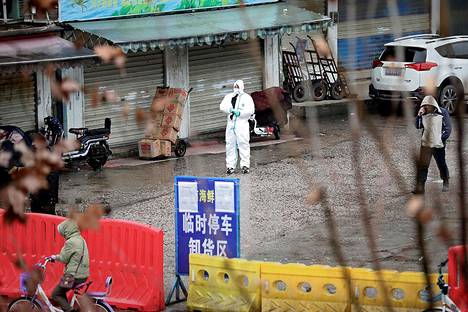 Suojapukua käyttävä henkilö suljetulla kalatorilla Kiinan Wuhanissa 10. tammikuuta 2020.