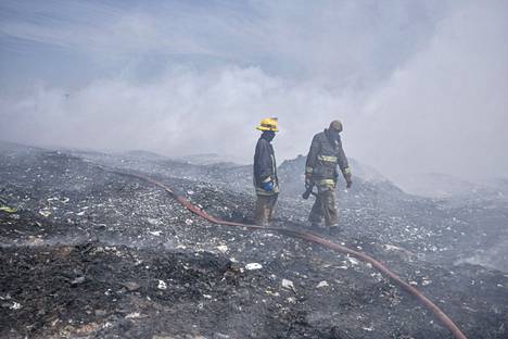 Pelastustyöntekijät yrittivät sammuttaa tulipaloa kenialaisella kaatopaikalla helmikuussa.