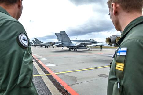 Suomalaiset hävittäjäohjaajat harjoittelivat yhdessä Belgian ja Puolan kanssa Virossa Ämarin lentotukikohdassa keväällä 2016.