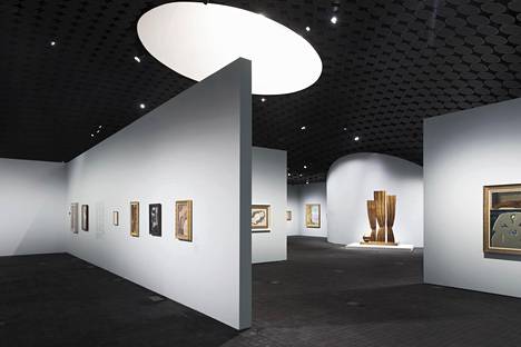 Amos Rexin arkkitehtuuri näkyy René Magritten näyttelyssä paremmin kuin museon avanneessa japanilaisessa näyttelyssä.