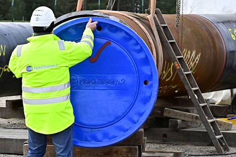 Työntekijä nostaa kaasupiipun kantta Nord Stream 2:n työmaalla Saksan Lubminissa. 