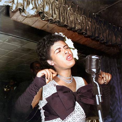 Billie Holiday esiintymässä Club Downbeatissa New Yorkissa vuonna 1947.