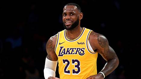 Koripallon suurin tähti LeBron James sai huiman vastaanoton uudella kotiareenallaan – Los Angeles Lakersin kannattajat olivat jopa ajoissa katsomossa