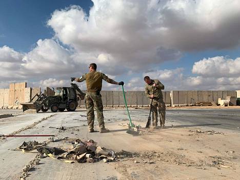 Yhdysvaltalaissotilaat siivoavat kivimurskaa iskun kohteena olleessa sotilastukikohtakohdassa 13. tammikuuta.