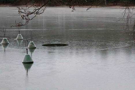 Meren pohjaan pulppuava makea lähde muodostaa avannon jään pintaan. Muodostelma on Suomen alueella hyvin harvinainen.