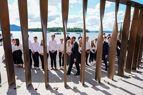 Norjan kruununprinssi Haakon (edessä) osallistui vuoden 2011 joukkomurhan uhrien muistomerkin avajaisiin Utøyan saarella lauantaina.