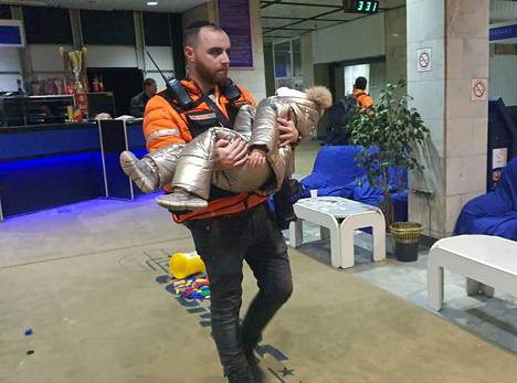 United Hatzalah -järjestön vapaaehtoinen Yechiel Gurfein auttamassa Ukrainasta pakenevia Moldovan ja Ukrainan rajalla.