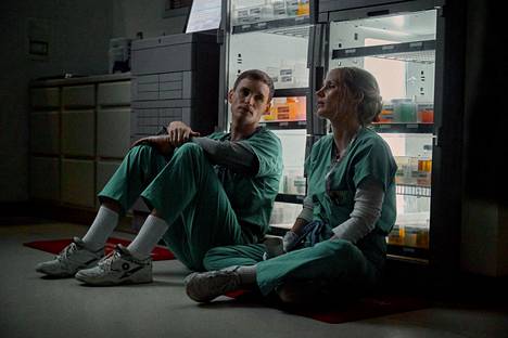 Eddie Redmayne ja Jessica Chastain asettuvat vaivatta The Good Nurse -elokuvan hämyisään tunnelmaan. Charles Graeberin tietokirjaan perustuvan jännitysdraaman käsikirjoitti skotlantilainen Krysty Wilson-Cairns.