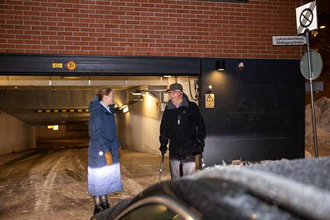 Konepajan alueella Helsingissä asuva Lotta Immeli lataa autoaan pysäköintihallissa. Naapuritalon Ari Aalto oli valmistelemassa latauspistehanketta.