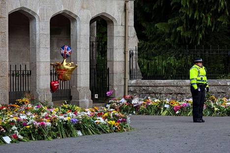 Kansalaiset ovat tuoneet kukkia Balmoralin linnan muurien ulkopuolelle. Kuva sunnuntaiaamulta. Kuningatar Elisabet kuoli linnassa torstai-iltapäivänä.