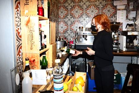 Ravintola Passion vuoropäällikkö-tarjoilija Natalia Sjomina valmisti itse kehittelemäänsä alkoholitonta drinkkiä. 