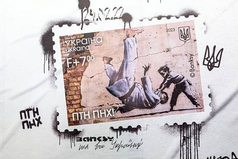 Ukraina julkaisi Venäjän hyökkäyksen vuosipäivänä postimerkin katutaiteilija Banksyn seinämaalauksesta. 