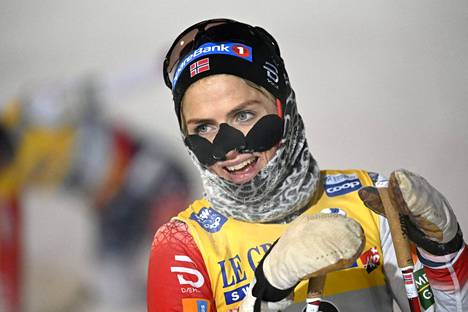 Therese Johaug oli monen muun hiihtäjän tavoin suojannut kasvojaan teipillä.