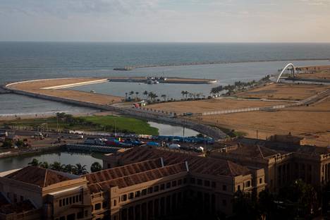 Kiinan rahoilla Colomboon on rakentumaisillaan ”satamakaupunki”, jonka toivotaan houkuttelevan ulkomaisia yrityksiä. Toistaiseksi hanke on täysin kesken.