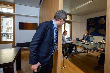 Finnish delegation room in the Europa building.  Markku Keinänen greets energy policy expert Ville Nieme and Deputy Permanent Representative Tuuli-Maaria Aalto, who are preparing for the Coreper I meeting.