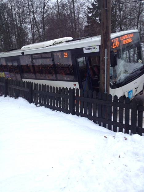 Linjan 28 bussi ajoi keskiviikkona ojaan Nuuksiossa ja osui samalla sähkötolppaan.