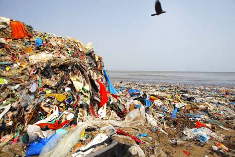 Muovijätteestä on muodostunut merkittävä ympäristöhaitta. Kuva intian Mumbaista vuodelta 2018.