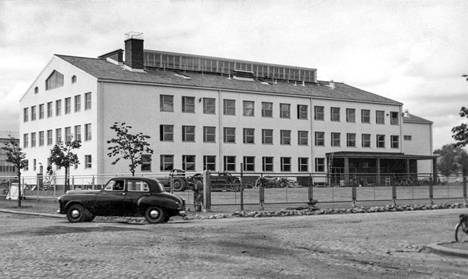 Vuonna 1956 valmistunut koulurakennus alkuperäisessä loistossaan. Rakennus on yhä olennainen osa Joensuun kaupunkiympäristöä. 
