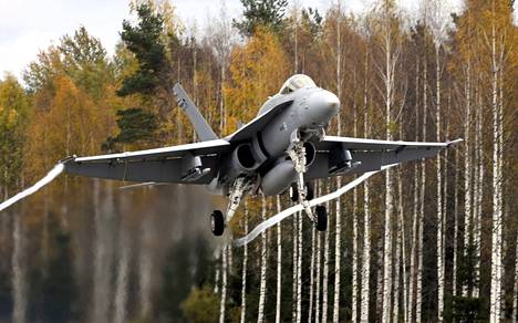 Suomalainen Hornet-hävittäjä ilmassa Karjalan lennoston järjestämässä Baana 2016 -harjoituksessa Heinolan Lusissa vuonna 2016.
