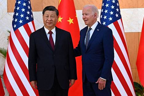 Kiinan presidentti Xi Jinping (vas.) ja Yhdysvaltain presidentti Joe Biden tapasivat G20-kokouksessa Indonesiassa maanantaina.