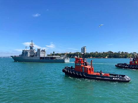 Avustustarvikkeilla lastattu Uuden-Seelannin laivaston alus HMNZS Wellington lähti Aucklandista kohti Tongaa tiistaina. Matka Tongan vesille kestää kolme vuorokautta.