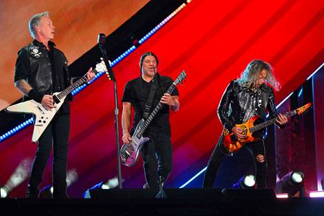 Metallican James Hetfield (vas.), Robert Trujillo ja Kirk Hammett keikalla New Yorkissa syyskuussa 2022.