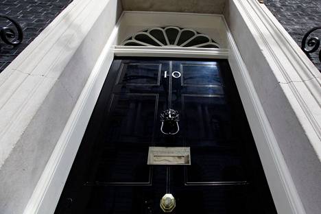 Britannian pääministerin virka-asunnon ovi Downing Street 10:ssä Lontoossa.