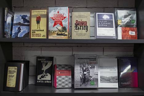 Moskovalaisen Falanster-kirjakaupan työntekijät suosittelevat asiakkailleen nykyään vain sodanvastaisia teoksia. Ennen sotaa työntekijät valitsivat esille nostetut suositeltavat kirjat laajemmin omien mieltymystensä mukaan.