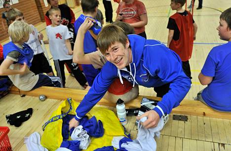 Henri Johansson vetää salibandykerhoa lapsille Toijalassa samassa koulussa, jossa hän itse aloitti pelaamisen. Valmentaminen liigatasolla kiinnostaa maajoukkuepelaajaa oman aktiiviuran jälkeen.
