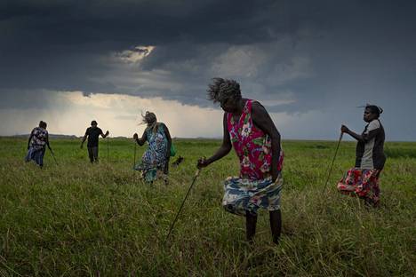 Kuvareportaasisarjan voittaneen valokuvaaja Matthew Abbottin aiheena ovat Australian aboriginaalit.